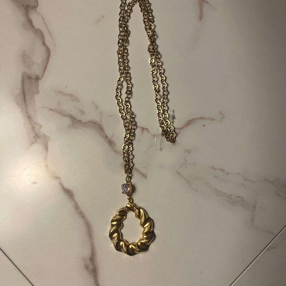 Elegant Gold Pendant Necklace